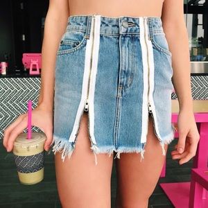 Carmar denim Jean skirt two white zips size 25 LF